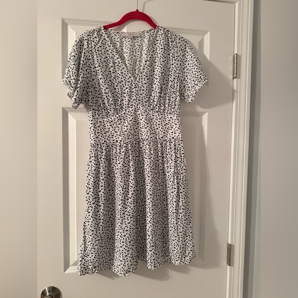 Loft | Black and White Print V Neck Short Sleeve Dress | Size 6